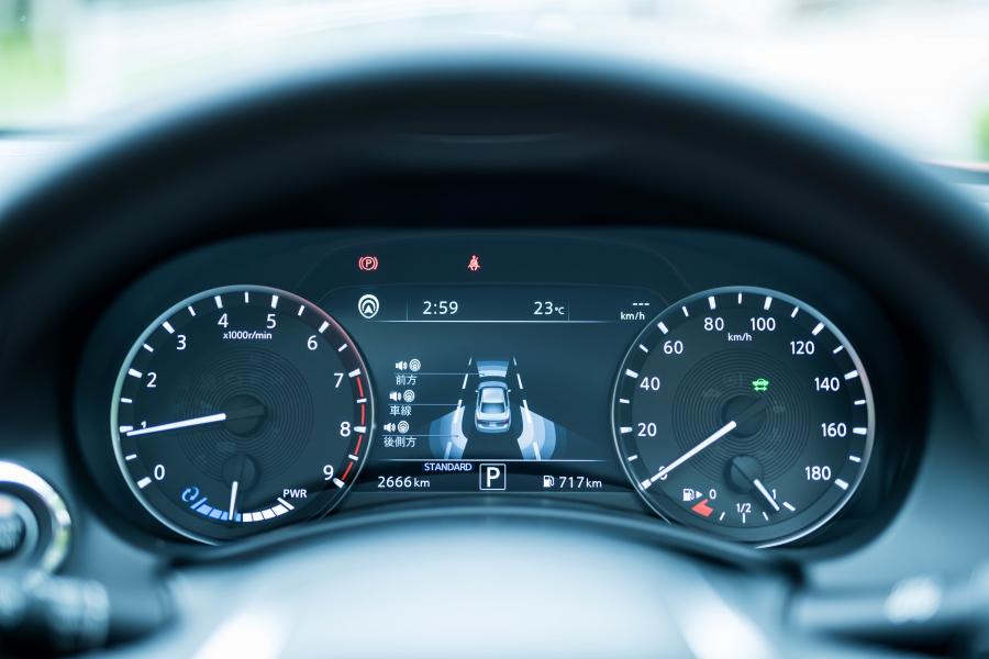 Панель приборов Nissan Skyline GT Hybrid (V37) 2019 года  (фото 17 из 35)